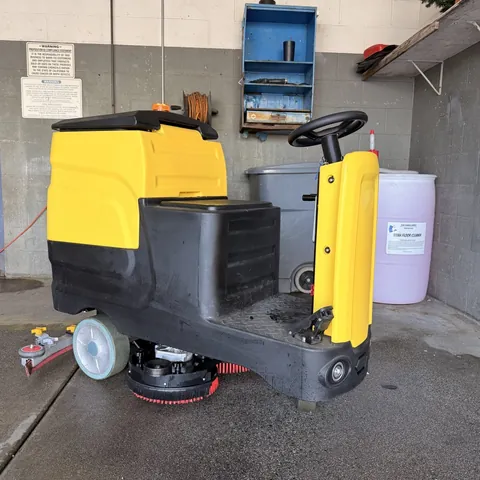 26-Inch Ride-On Floor Scrubber, photo 2